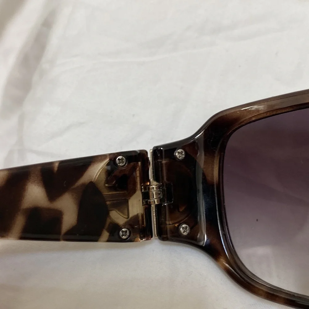 Women’s retro rectangle brown tortoiseshell fashion sunglasses. One size. - Picture 6 of 7